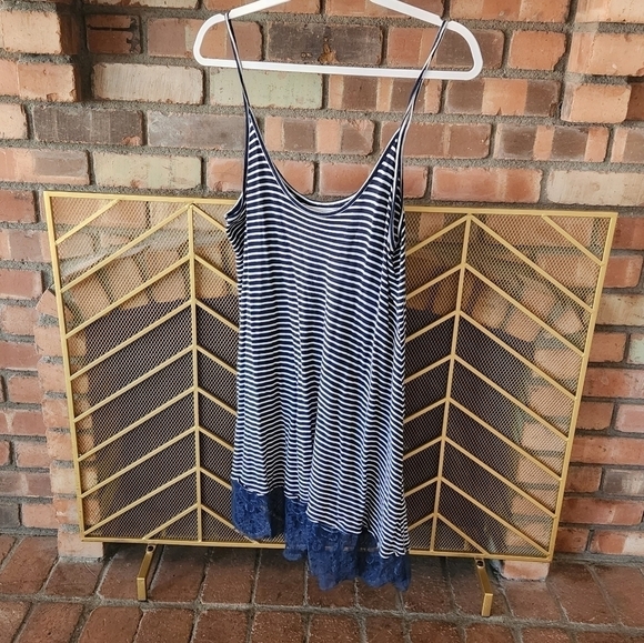 ADAM Levine Blue Striped Lace Bottom Slit. Womans Size Medium - Picture 2 of 8
